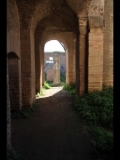 05545 ostia - regio iii - insula x - caseggiato degli aurighi (iii,x,1) - korridor (21) - blick ri insula ix - casa a giardino.jpg